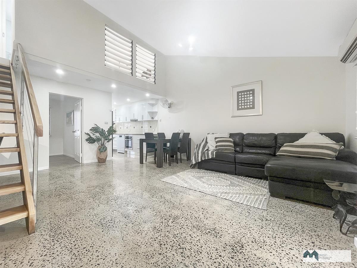 Fully Renovated Townhouse 60 Steps From The Sand