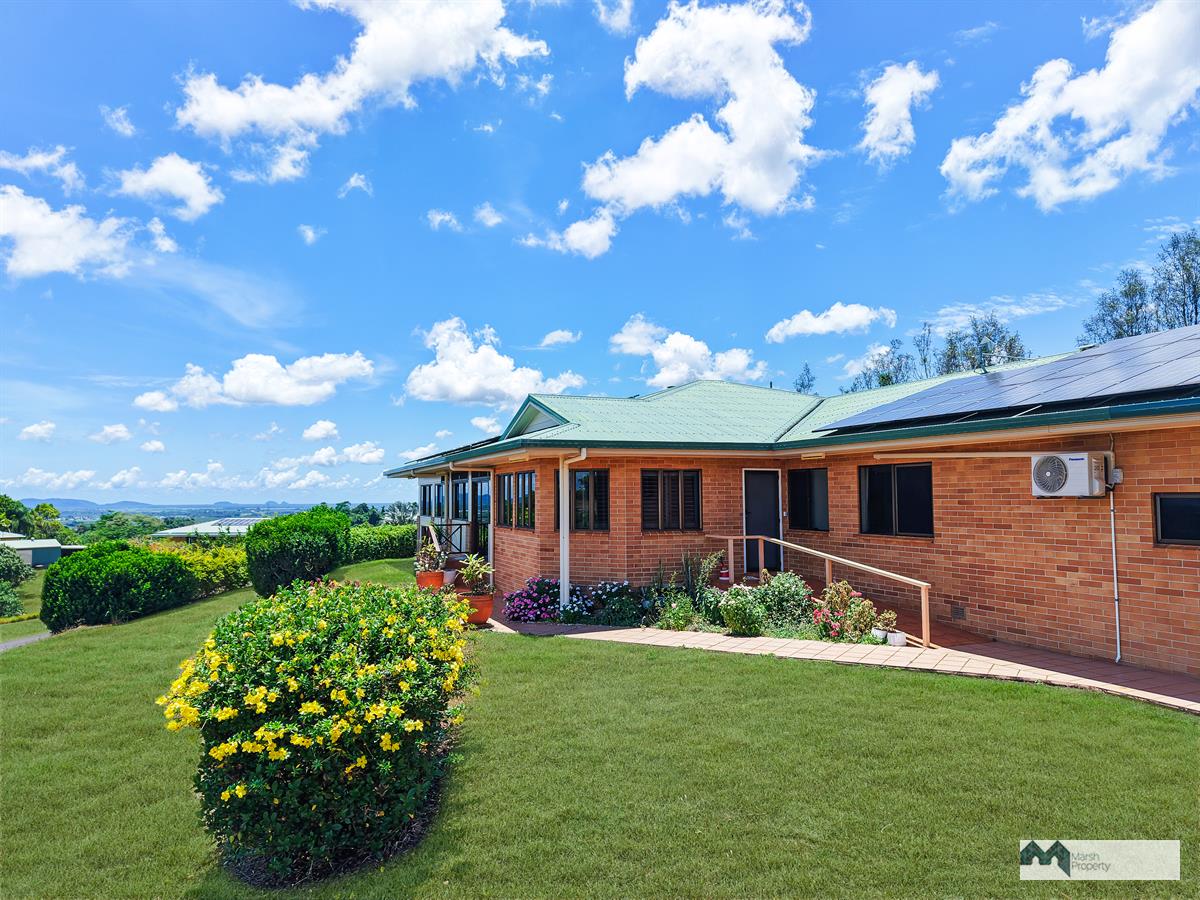 Low-maintenance Home With Coral Sea Views