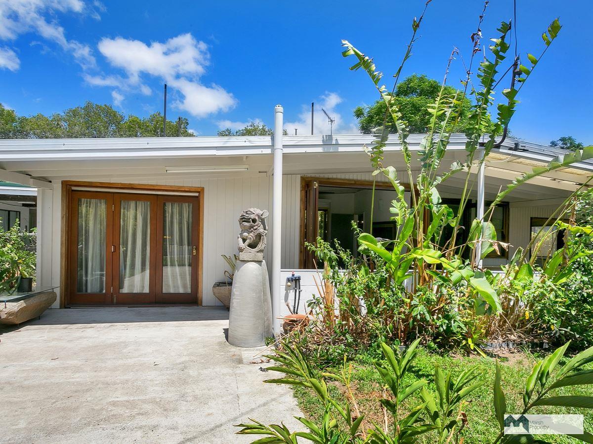 Revamped & Restyled 1960s Classic Bungalow