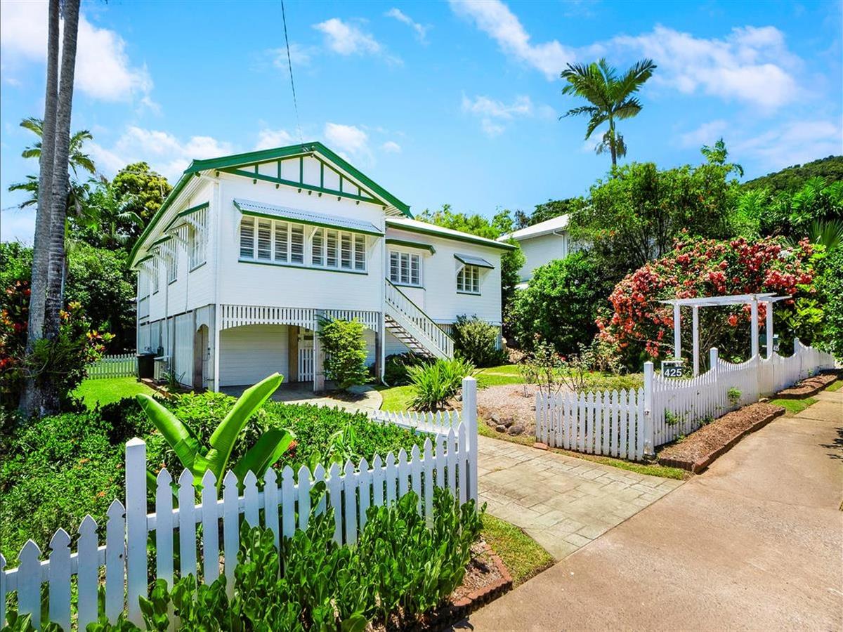 Immaculate 4br Queenslander With Entertaining Deck