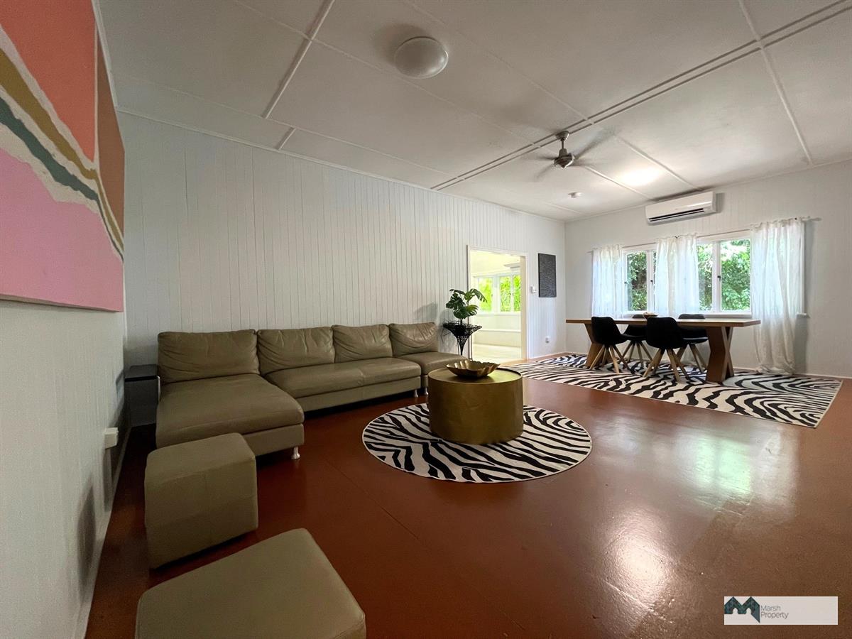 Vintage Lowset Queenslander With Modern Comforts On 1000m2