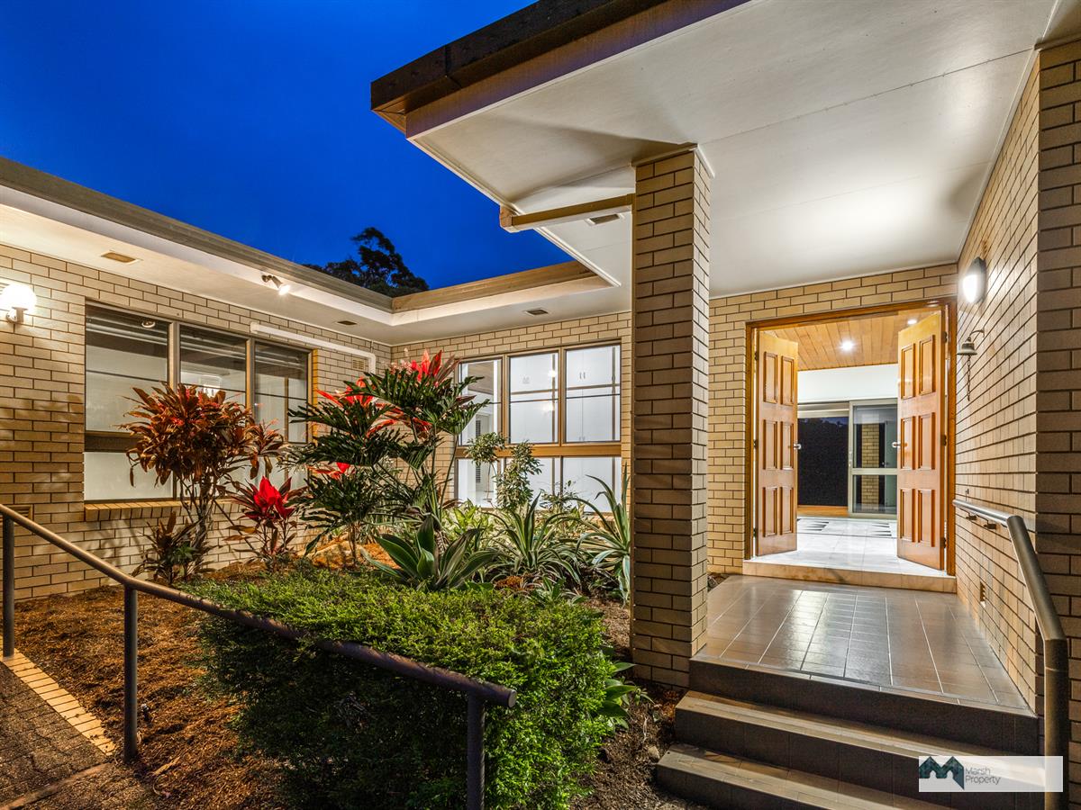 Executive Home With Magnificent Views